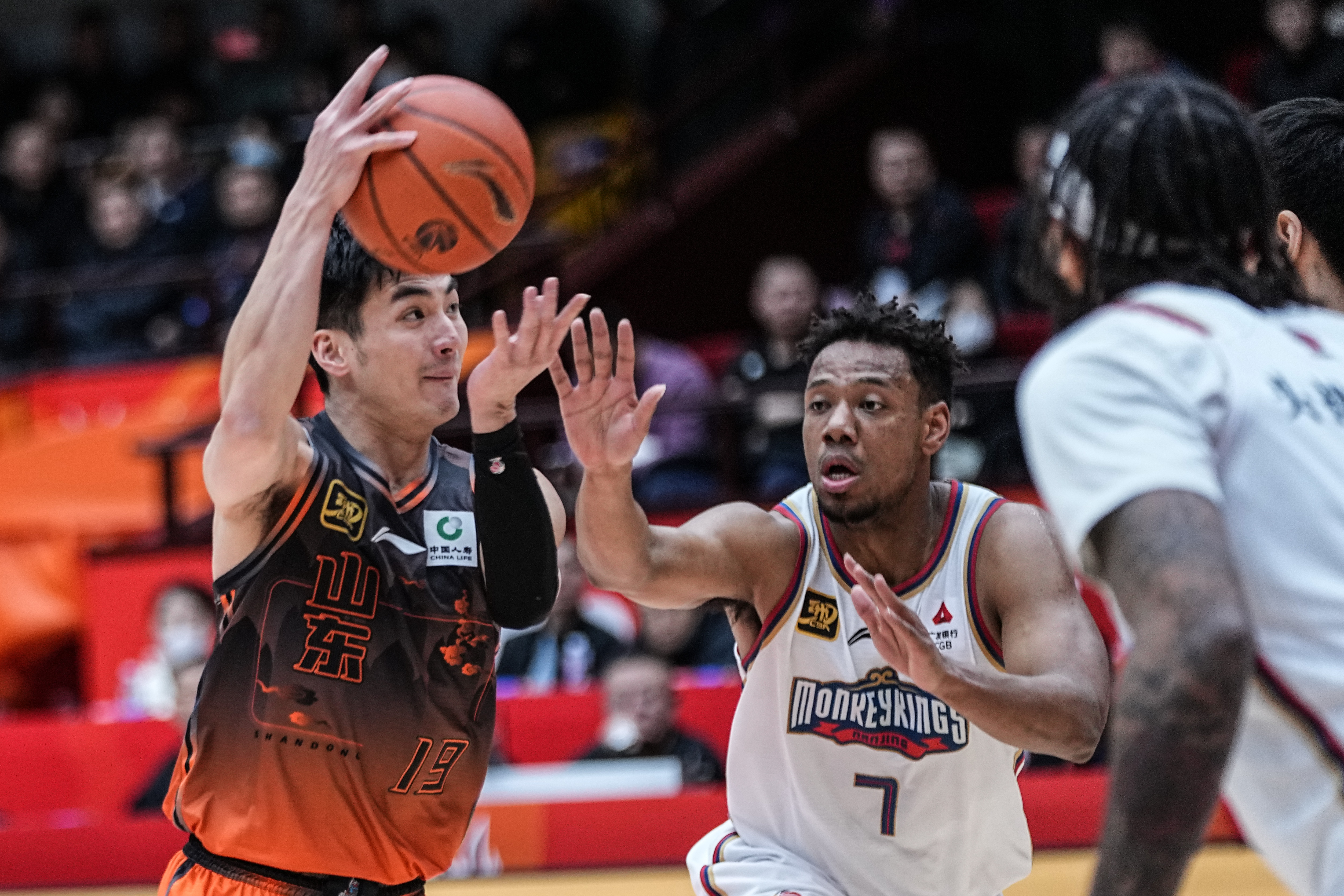 开云官方网站-费城76人国际比赛日临场应变，志在CBA季后赛名次提升，气氛紧张，更衣室氛围转暖的简单介绍