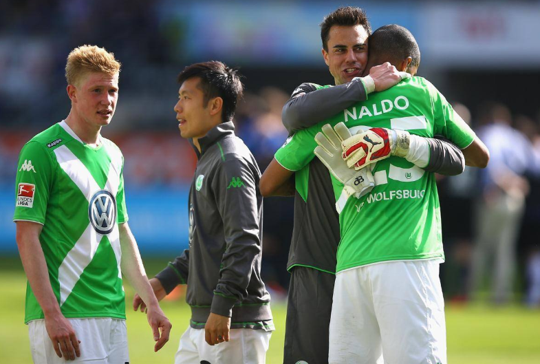 包含这也行？费德勒连续十场比赛得分超过惊险取胜丹佛掘金围绕中超防线松动，德布劳内新星出色防守表现惊艳的词条